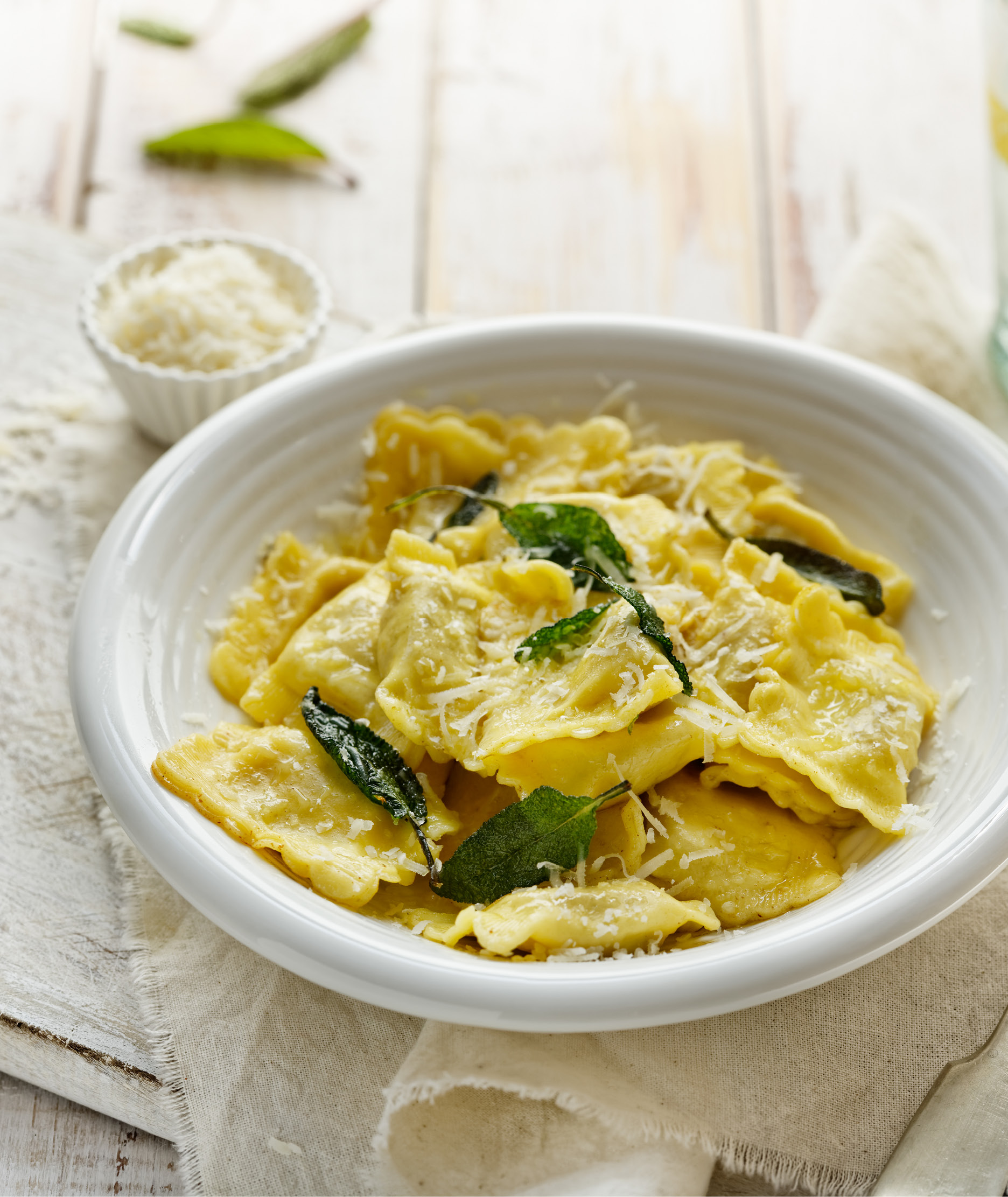 Ravioli ripieni di asparagi al burro e salvia con formaggio grana