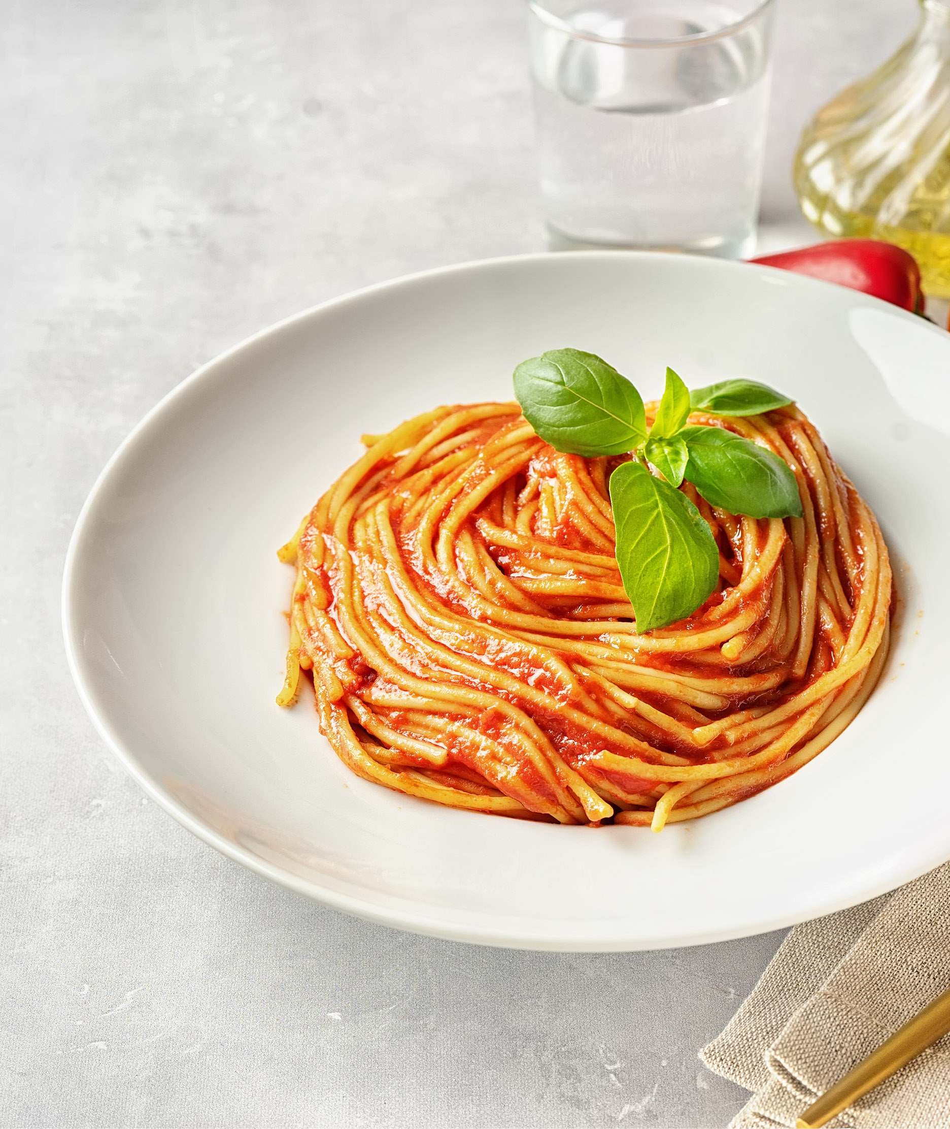 spaghetti con salsa piccantella pasta & bruschetta e basilico, olio extra-vergine di oliva